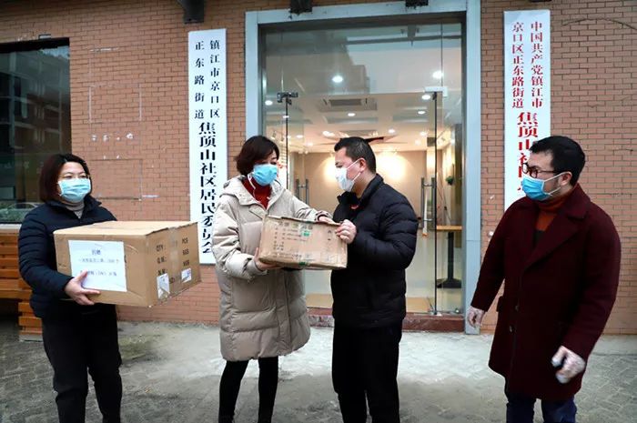 镇江周艺公益服务中心副主任谈仕盛向社区捐赠防疫物资